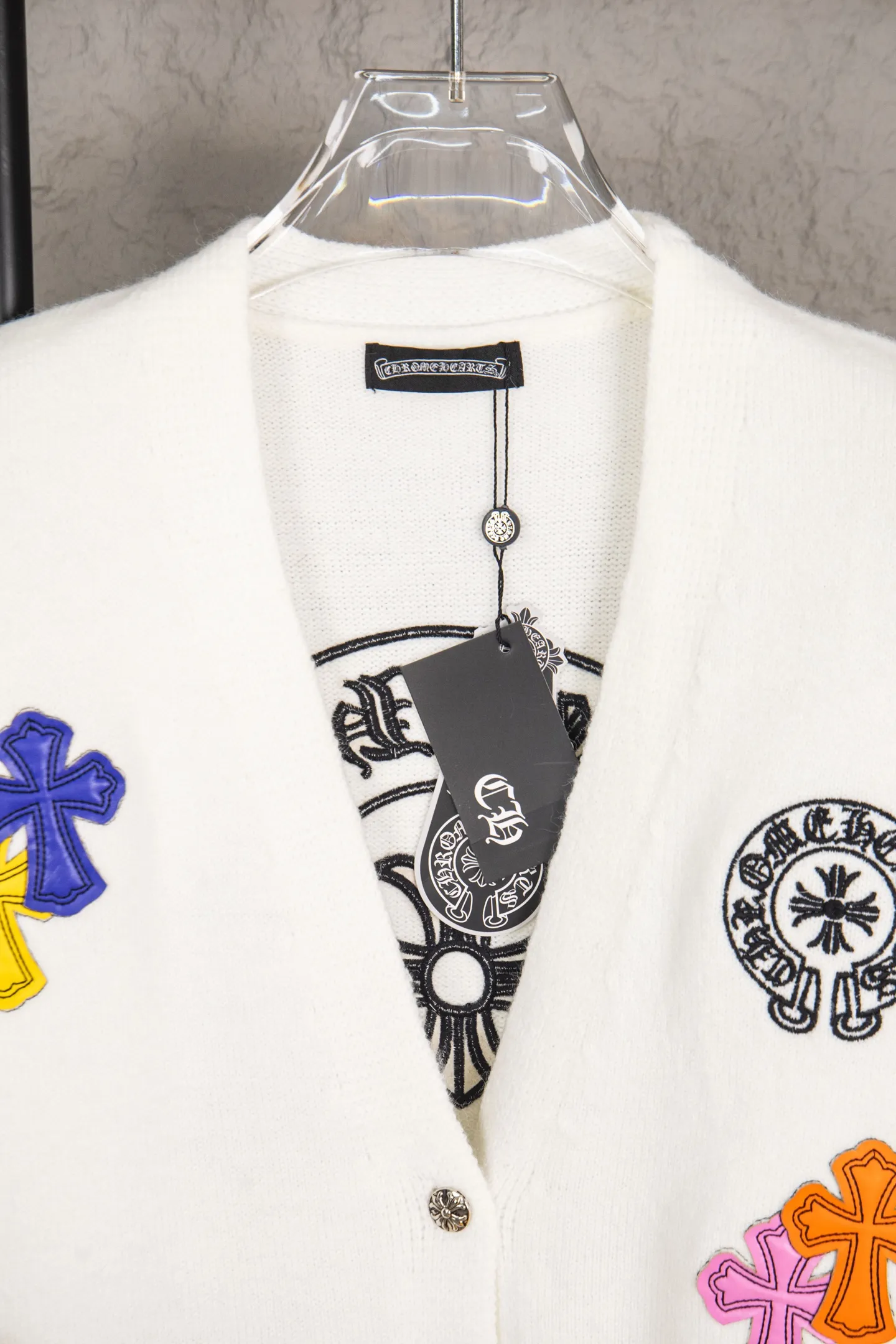 P260 -Chrome Hearts/Chrome Hearts Colorful cross leather cardigan jacket sweater. High weight, high density and high quality. The wool is soft, delicate and skin-friendly. It feels soft and silky. It has excellent warmth and skin-friendly properties. It is custom-woven and dyed without color difference. No matter the fabric or workmanship details, it is better than the ordinary version on the market. -The hardware and zipper accessories are all customized and full of details. Crow autumn and winter super heavy embroidery ➕ positioning leather label long-sleeved knitted cardigan lazy outer wear mid-length sweater -Colour: black white Size: S M L